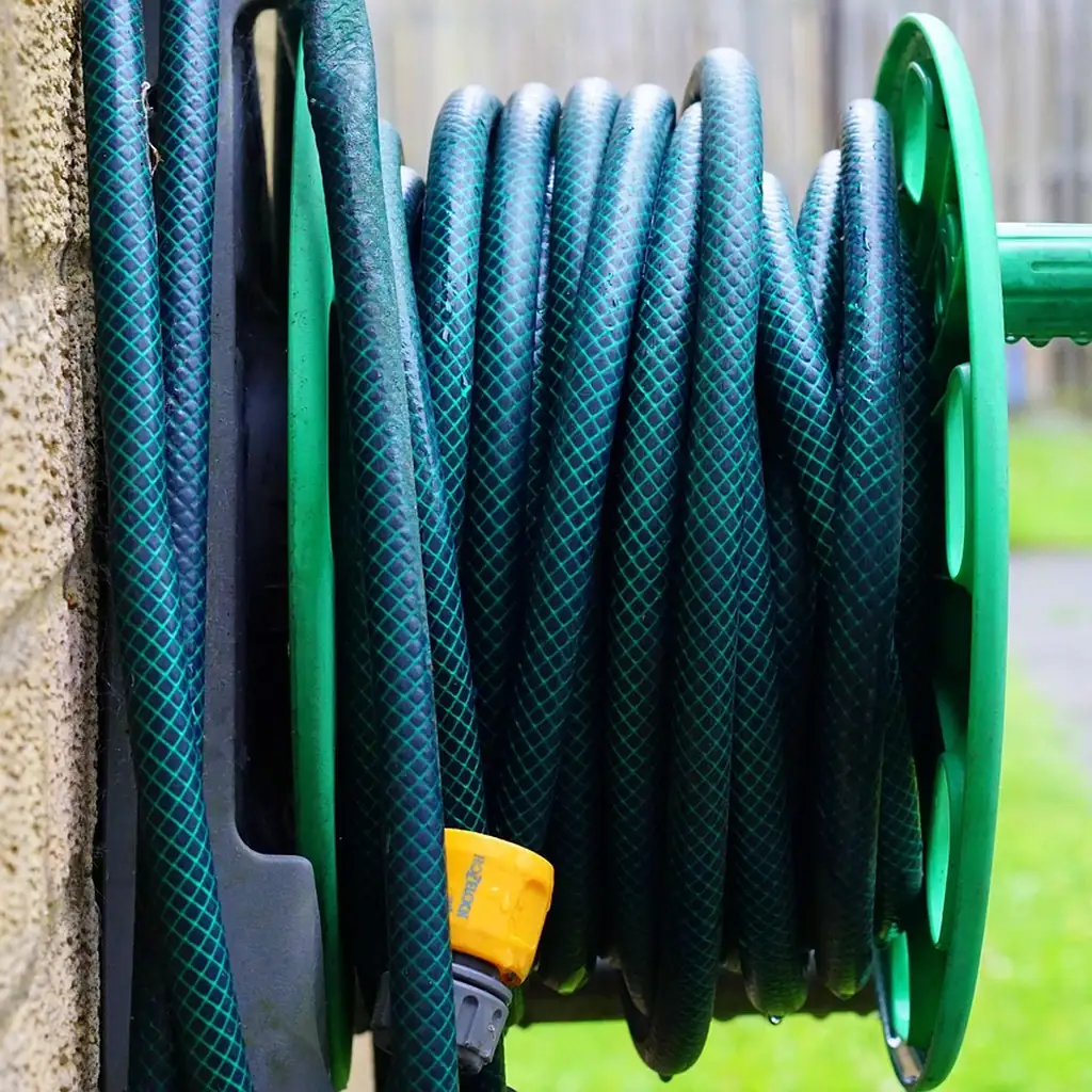 Hose and adapter fit Flexible hose with a nozzle attachment