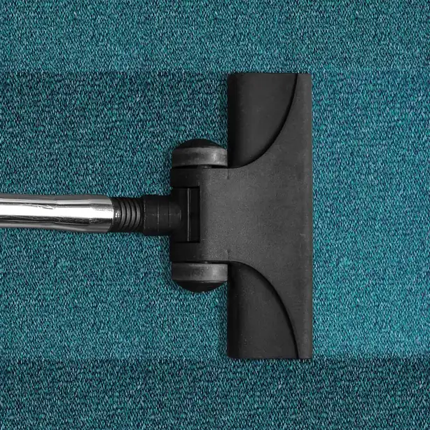 Vacuum cleaner used for dust extraction during a cut
